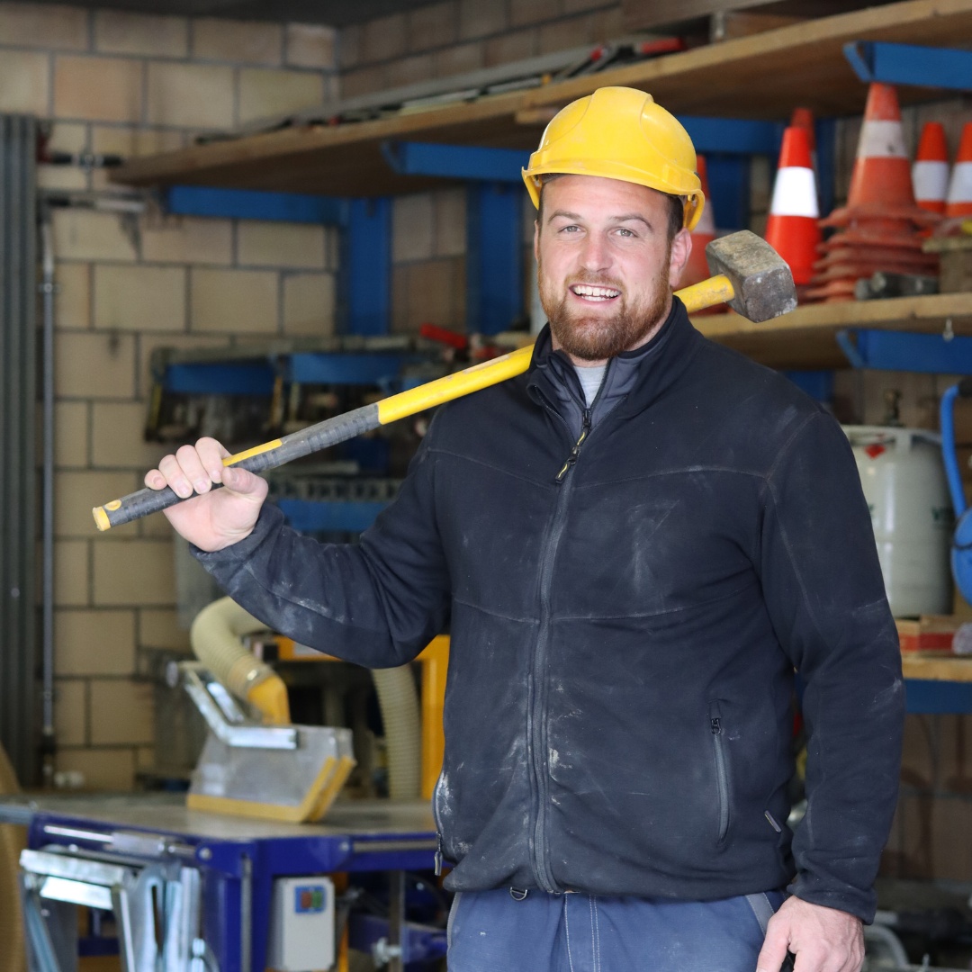 Matthias Aeschbacher in Wikland Arbeitskleidung bei der Arbeit