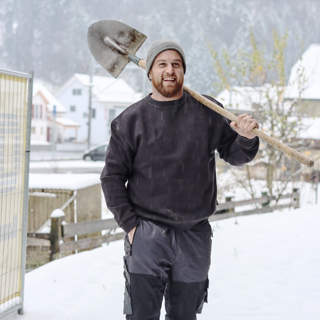 Matthias Aeschbacher in Wikland Arbeitskleidung bei der Arbeit
