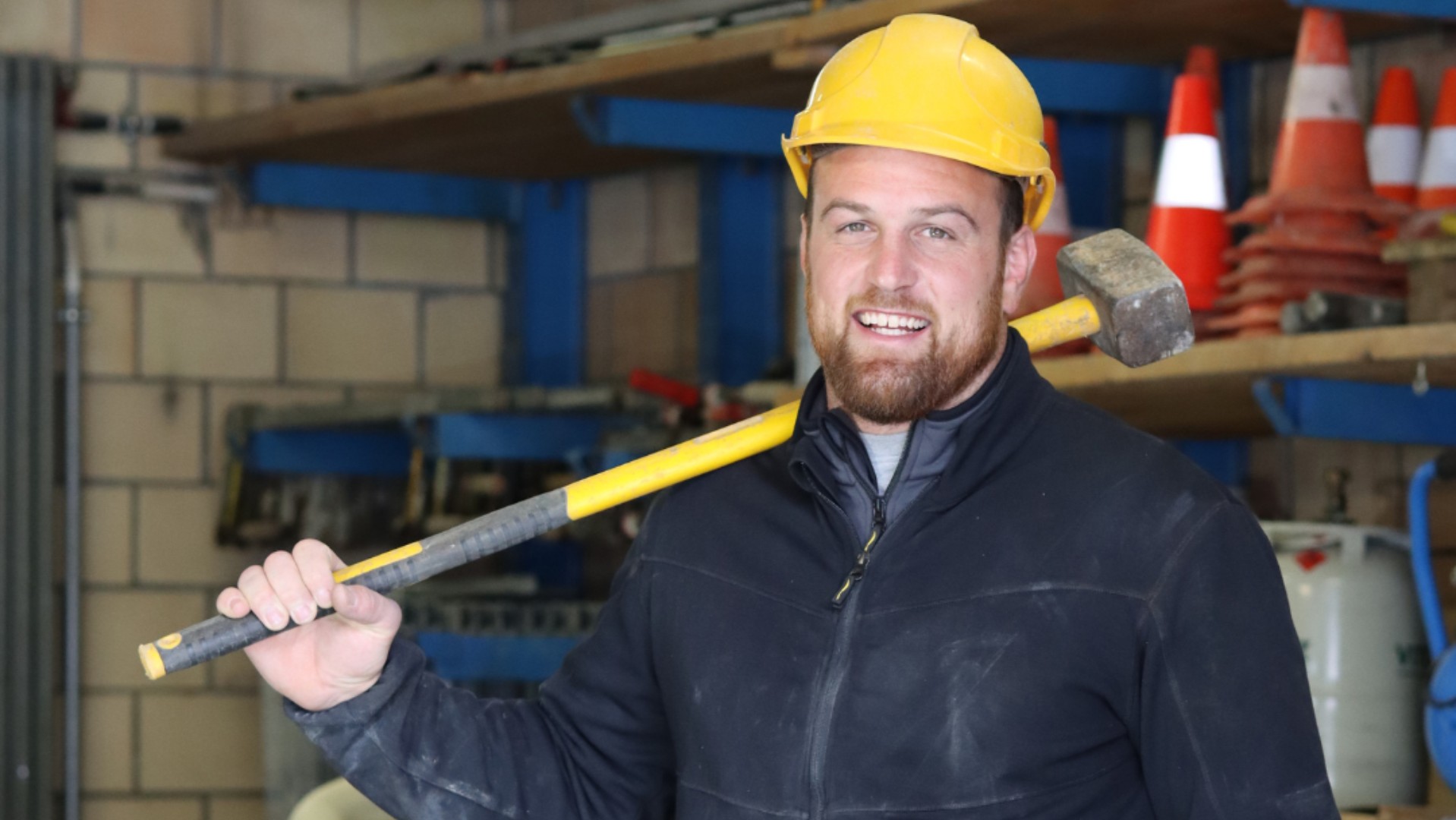 Matthias Aeschbacher in Wikland Arbeitskleidung bei der Arbeit