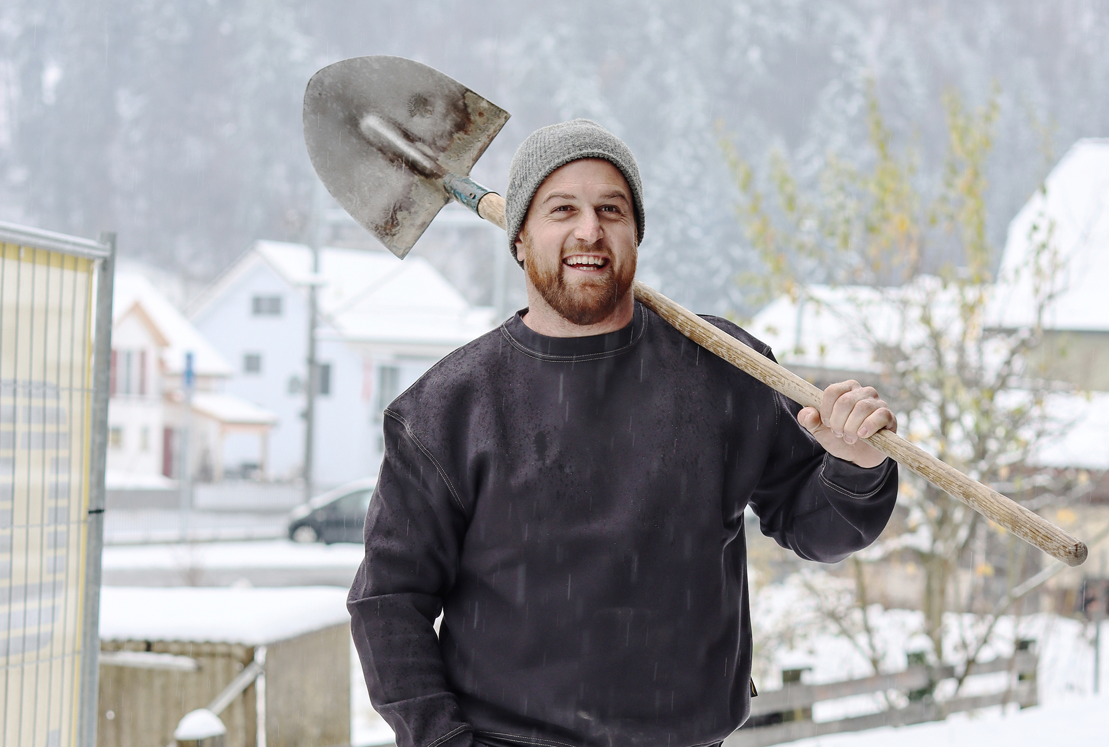 Matthias Aeschbacher in einem dunkelblauen Arbeitspullover Matthias Aeschbacher trägt einen Wikland Arbeitspullover in Dunkelblau.